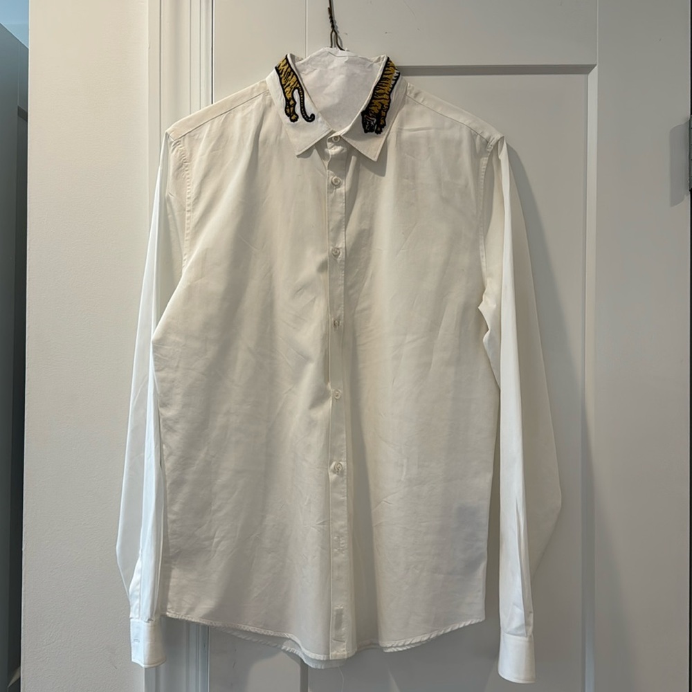Gucci men’s 15 1/2 long sleeve white dress shirt with tiger on collar.